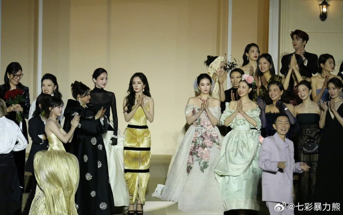 Ramai Dibahas, Liu Yifei dan Yang Mi di Acara VOGUE: Berdampingan tapi Tanpa Interaksi