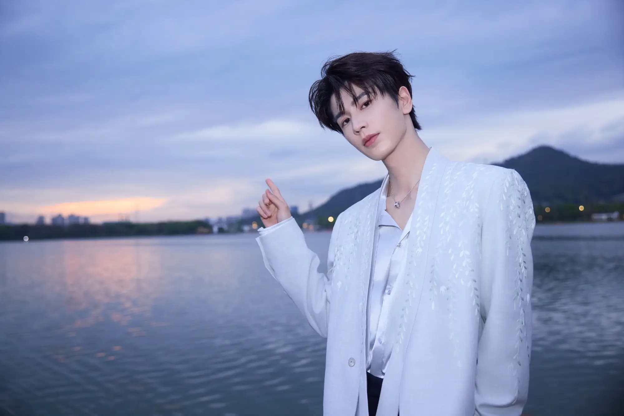 Following the Success of Pursuit of Jade, Zhang Linghe Now Endorses 20 Brands and Becomes the New Commercial King