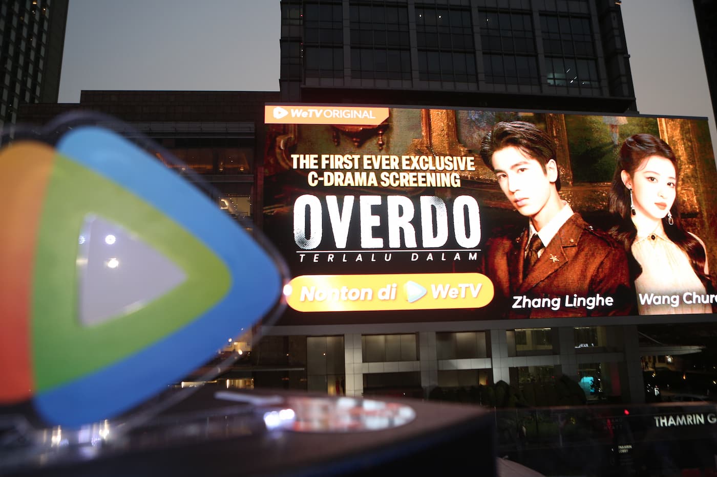 WeTV Tampilkan Drama Overdo di Layar LED Raksasa Bundaran HI, Jakarta, Ribuan Penggemar Zhang Linghe dan Wang Churan Ikut Nobar