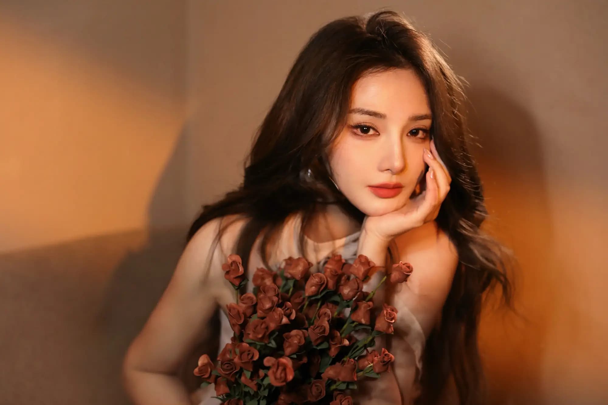 Busana Peng Xiaoran Saat Live Streaming Picu Kontroversi, Studio Minta Maaf