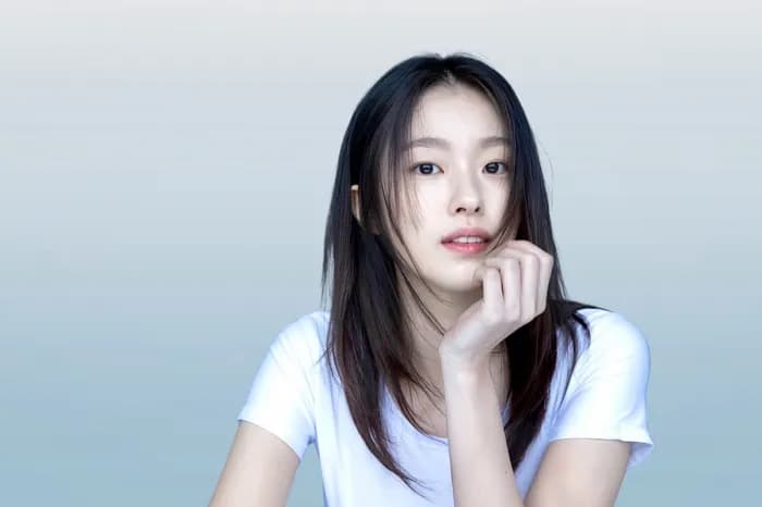 Rookie Actress Shin Youn Ha Shares a Bold Scene with Ji Chang Wook in The Scandal
