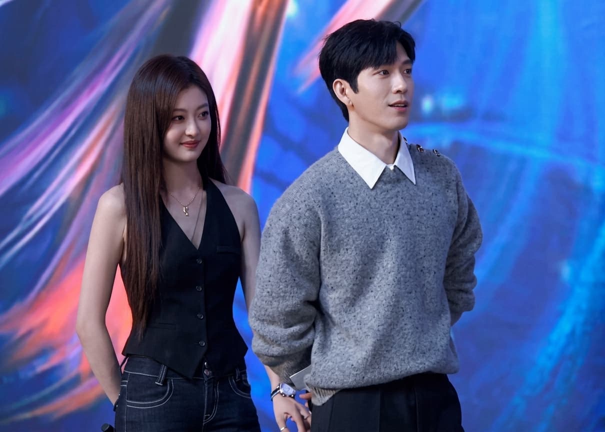 Perdebatan Terkait Momen Viral Jing Boran dan Sun Qian Berpegangan Tangan di Acara Fan Meeting Dipicu Kesalahpahaman