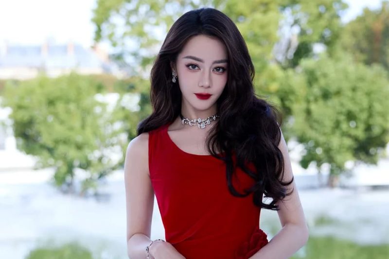 Dilraba Dilmurat Tampil Memukau dengan Gaun Merah di Dior Summer 2027, Tapi Pilihan Warna Busana Tuai Perdebatan Warganet